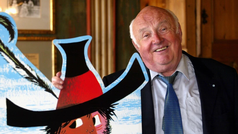 Der Kinderbuchautor Otfried Preussler (1923-2013) mit seiner bekanntesten Figur, dem Räuber Hotzenplotz.