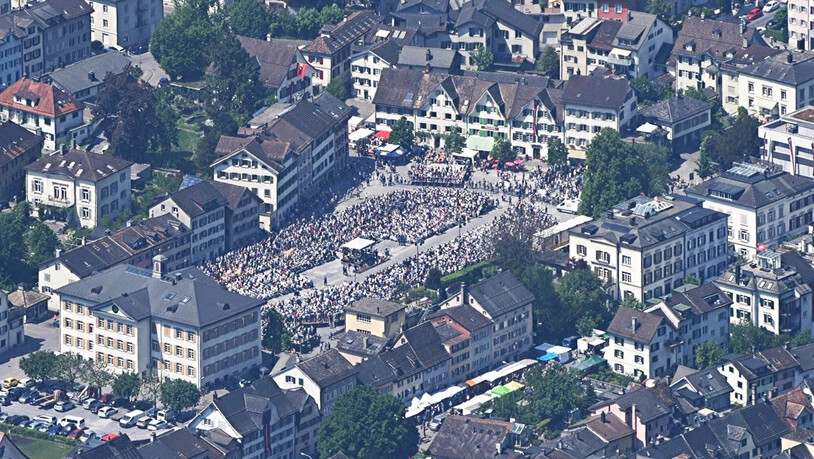 Nur ein fernes Rauschen: So zeigt sich die Landsgemeinde vom Sonntag von Äugsten aus im Teleobjektiv. 