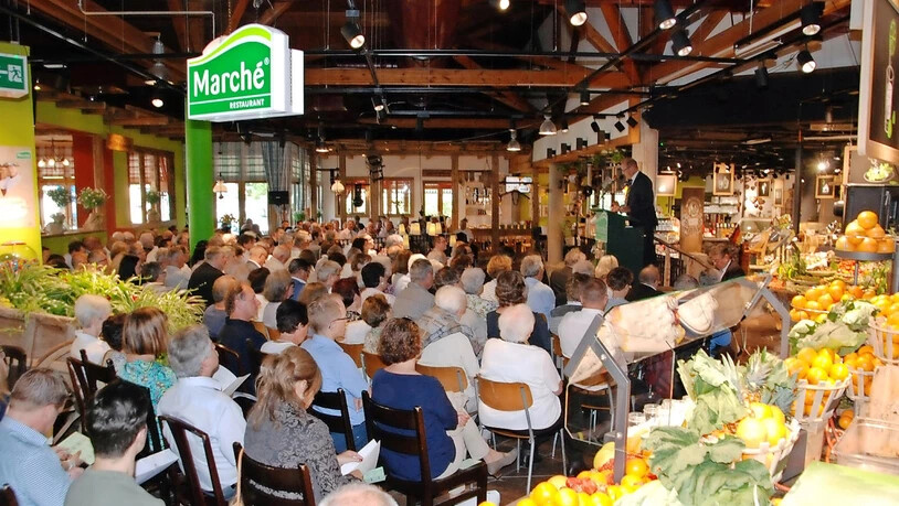 An der 32. Generalversammlung vor 165 Gästen: Verwaltungsratspräsident Hans Umberg (auf beiden unteren Bildern rechts) bedankt sich bei den zurücktretenden Verwaltungsräten Jean-Pierre Gigaud (links) und Martin Laupper.