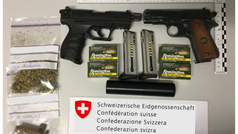 Die beschlagnahmten Waffen und das Betäubungsmittel.