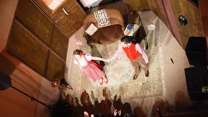 Hautnah beim Publikum: Im Heugaden spielen die Musicalsängerin Carolin (Katharina Bohny) und Bauer Hubert (Massimo Marco Camizzi) ihre Liebesgeschichte in ungewohnter Umgebung