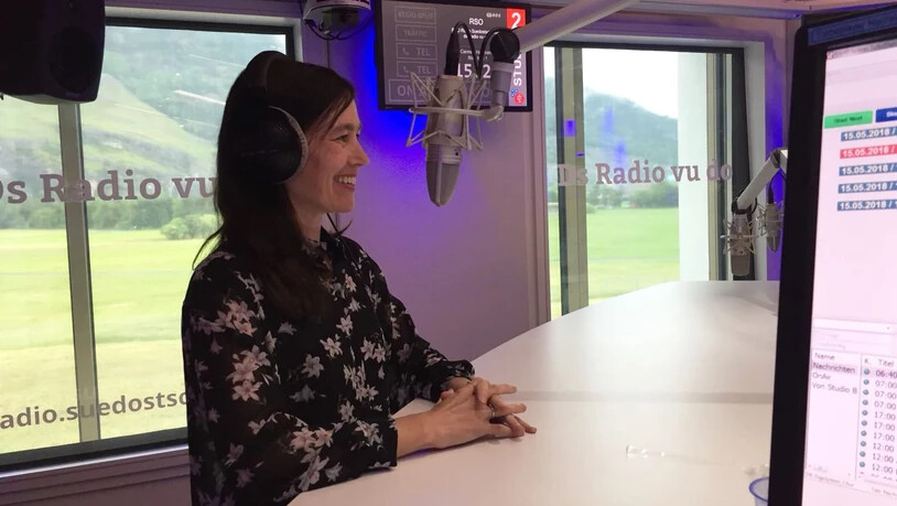 Annakin fühlt sich wohl im Bündner Radiostudio.