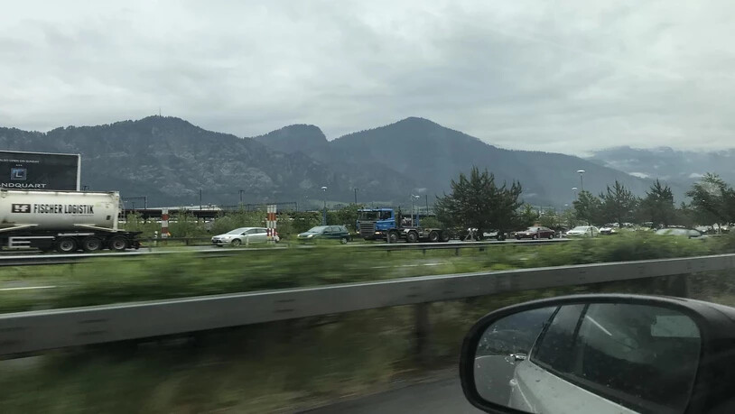 Der Stau reichte bis auf den Pannenstreifen zurück.