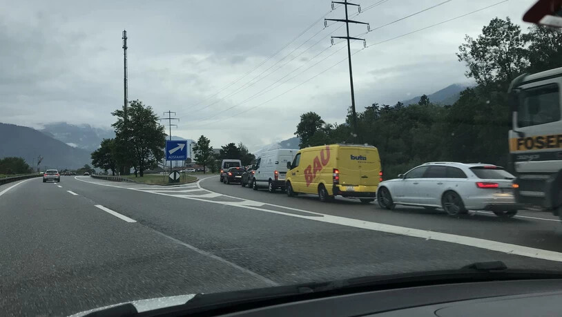 Auf der A13, Ausfahrt Landquart, hat sich der Verkehr zurückgestaut.