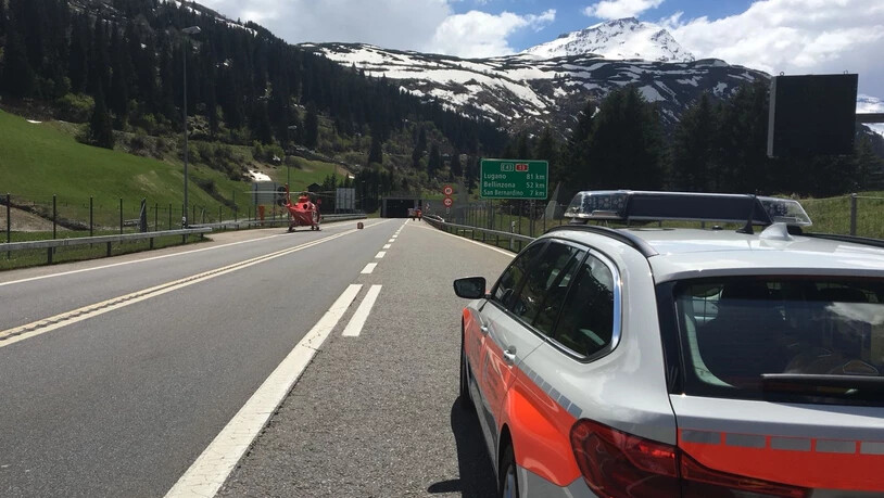 Feuerwehr, Rega und Polizei standen am Freitag im San-Bernardino-Tunnel im Einsatz.