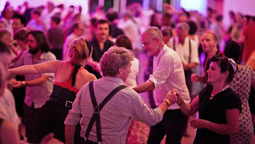 Nicht nur tanzen: Die Hot Jazz Band sorgt für die Stimmung, aber auch die Tanzgäste helfen mit passenden Outfits, das GH in eine