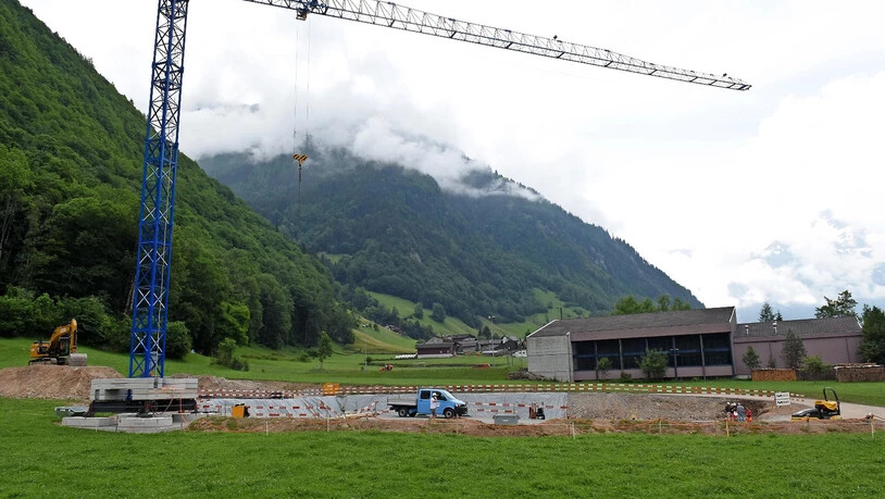 In Matt laufen am alten Standort die Bauarbeiten für die neue Werkhalle der Marti AG Holzbau.