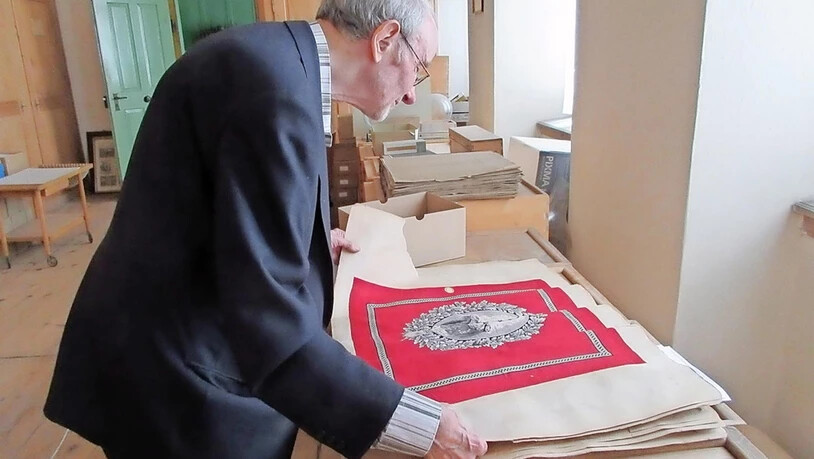 Der Autor: Daniel Aebli sichtet die Bildertücher, die er in «Dessinateurs II» beschreibt.