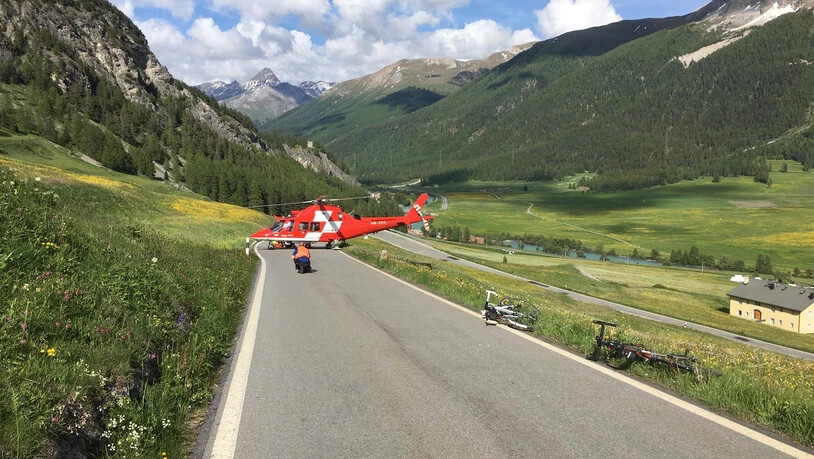 Die Rega brachte den Mann mit Schulterverletzungen und Prellungen ins Spital nach Samedan.