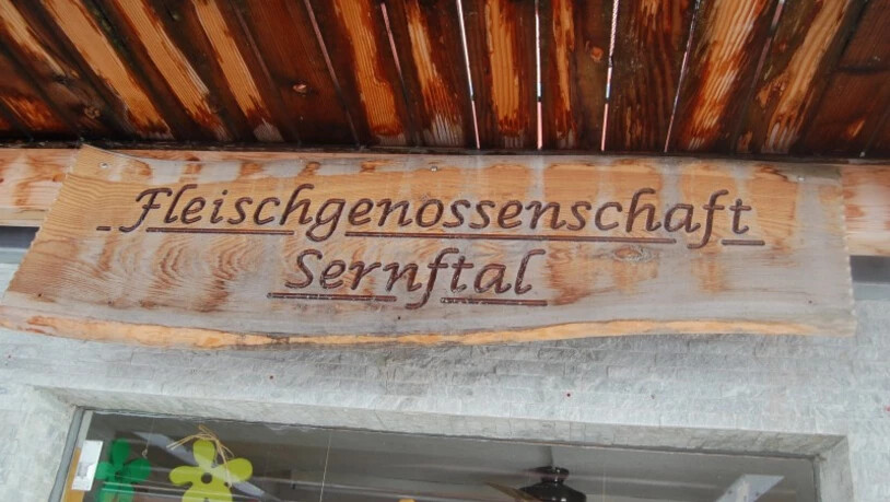 Es wird gezügelt bei der Fleischgenossenschaft Sernftal.