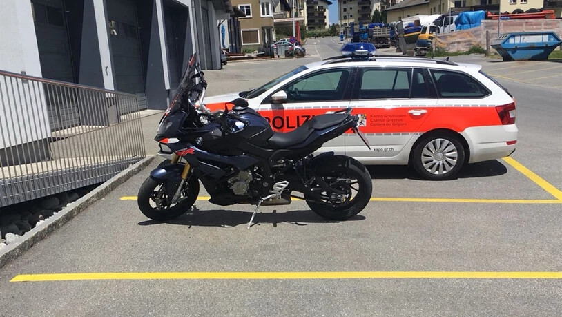 Der Töff ist seinen Fahrer los. 