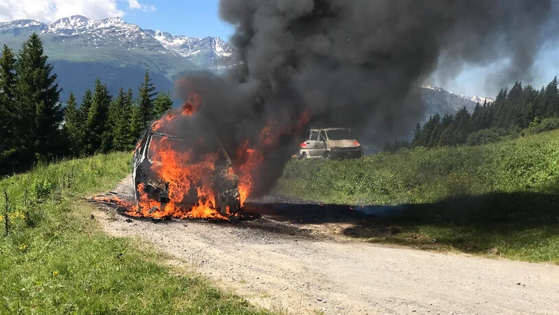 Das Auto ist oberhalb von Burleun vollständig ausgebrannt.
