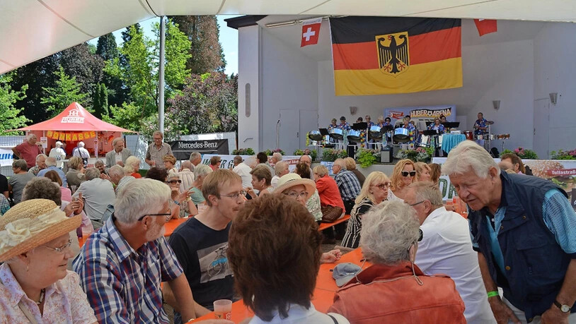 Grenzüberschreitende Freundschaft: In der WM-Arena von Bad Säckingen feiern die Glarner mit ihren deutschen Freunden die 30-jährige Städtepartnerschaft – unter anderem mit einem Auftritt der Stahlkäfer-Steelband.