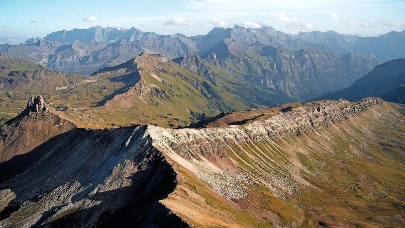 Blick auf Wissmilen mit Spitzmeilen. Am Horizont sind links Ringelspitz/Piz Barghis und rechts die Tschingelhörner zu sehen.