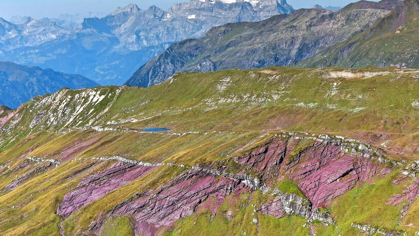 Beim Gipsgrat oberhalb von Engi malt die Natur. Am Horizont ist das Glärnischmassiv erkennbar. 
