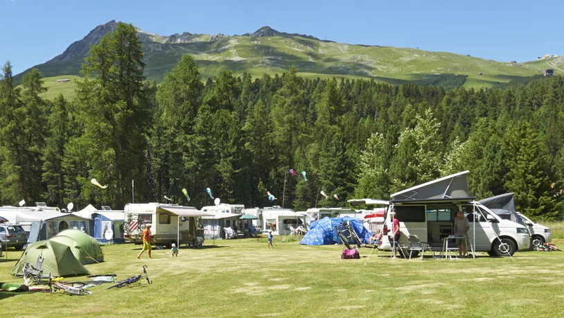 Die Schweizer Campingplätze haben 2017 so viele Übernachtungen wie noch nie verzeichnet. Im Bild der TCS-Campingplatz in St.Moritz. (Archivbild)