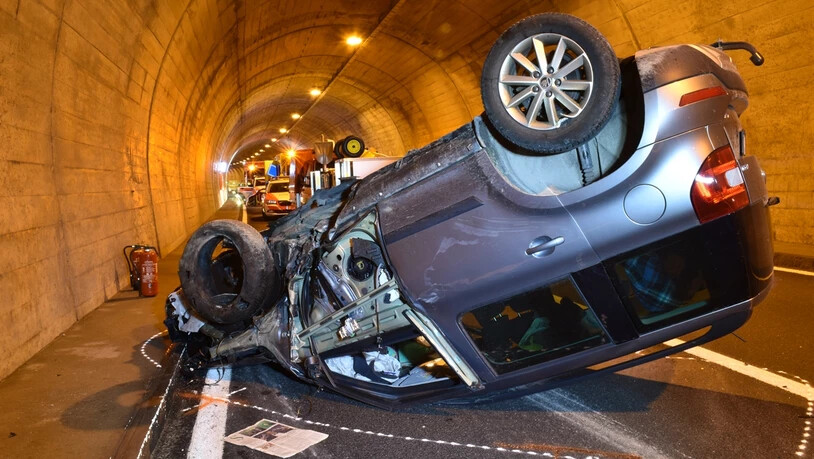 Dieses Auto hat es im Landwassertunnel überschlagen.