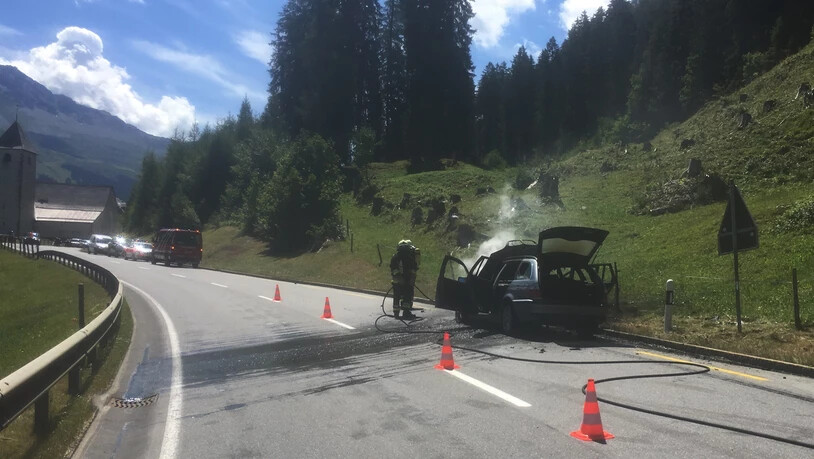 Während der Löscharbeiten musste die Strasse vorübergehend gesperrt werden.
