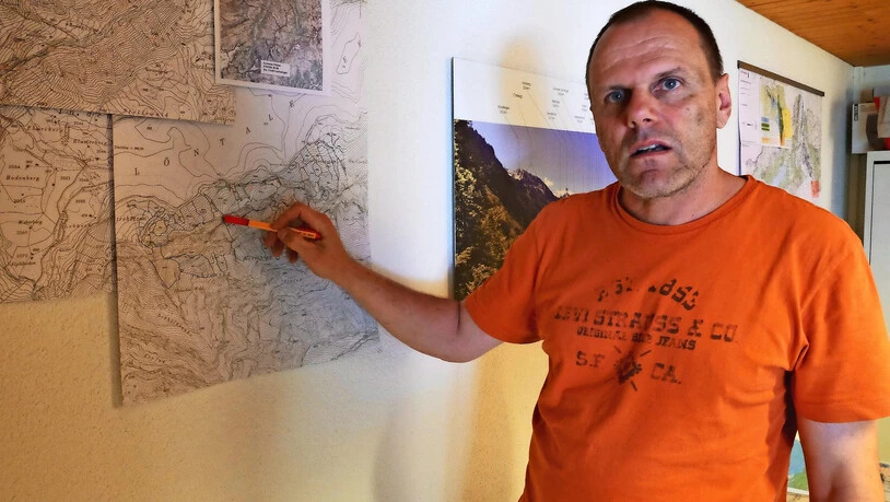 Mit Karten und Flurnamen unterwegs: Für Förster Richard Gisler geben die Flurnamen der Landschaft ein Gesicht und den Menschen eine Orientierung.