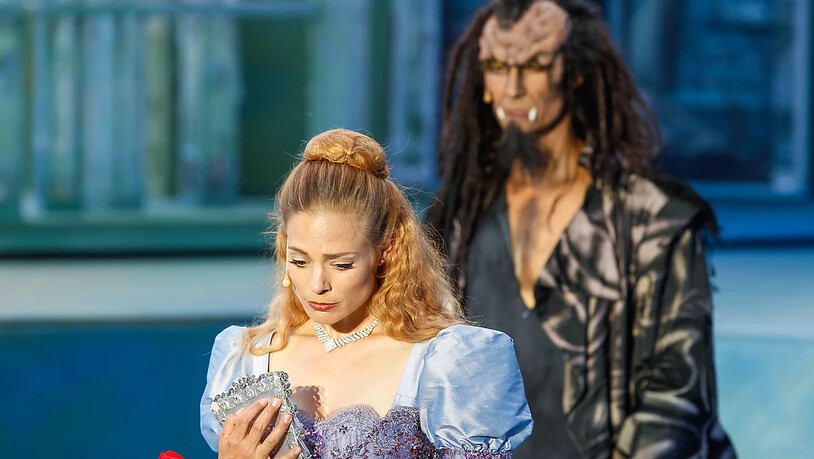 Die Schweizerin Eveline Suter und der Ungare Istvan Csiszar in "Die Schöne und das Biest" auf der Freilichtbühne am Walensee. (Archivbild)