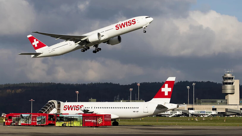 Der Gewinn der Swiss hob im ersten Halbjahr 2018 ab: Zwei Flugzeuge der Airline am Flughafen Zürich (Archivbild).