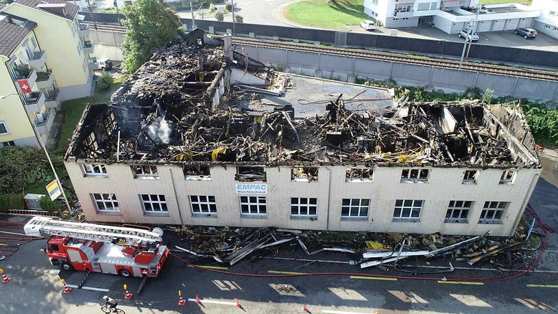 In Bäch im Kanton Schwyz ist ein Fabrikgebäude durch einen Brand stark beschädigt worden.