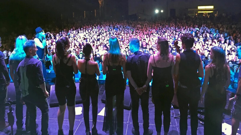 Einzigartige Kulisse: Bevor Gotthard im Castelgrande gross aufspielen, machen Leo Leoni und Barbara Kubli den Soundcheck.