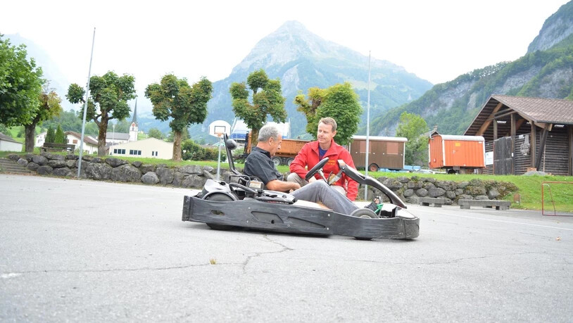 Vorbesitzer Kurt Waltisperg (links) erklärt OK-Präsident Ruedi Zweifel auf dem Schulhausplatz Linthal die Gokarts. Vorbesitzer Kurt Waltisperg (links) erklärt OK-Präsident Ruedi Zweifel auf dem Schulhausplatz Linthal die Gokarts.