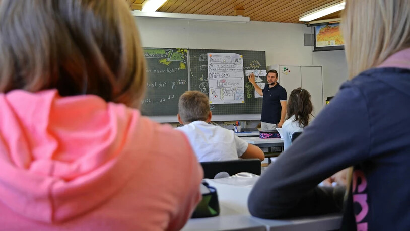 Oberstufenlehrer Matthias Hobi stellt sich seinen neuen Schülern in spielerischer Form mittels Flipcharts und Zeichnungen vor.
