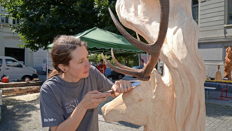 Feinschliff per Hand: Jacky Orler schnitzt eine Frau und einen Hirsch aus dem Holz.