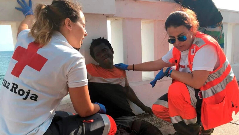 115 Flüchtlinge überwinden den Grenzzaun in Ceuta: Rot-Kreuz-Helferinnen behandeln einen von ihnen.