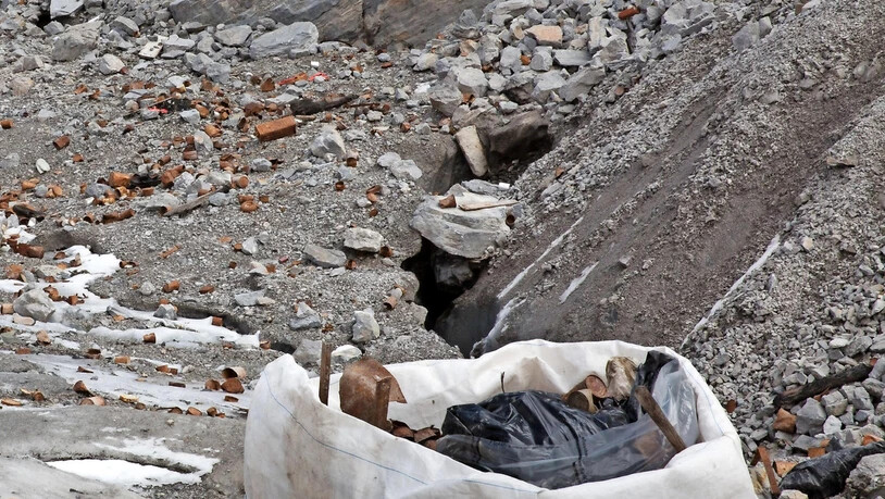 Altlasten: Bei der Planurahütte wird ein «Big Bag» mit Abfall gefüllt.