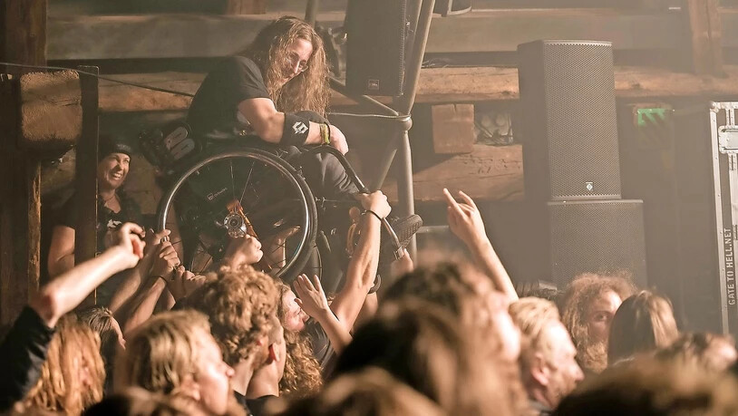 Unvergessliches Erlebnis: An einem Konzert der Death-Metal-Band Kataklysm in der Schüür in Luzern heben wildfremde Roger Gebs samt Rollstuhl in die Höhe. 