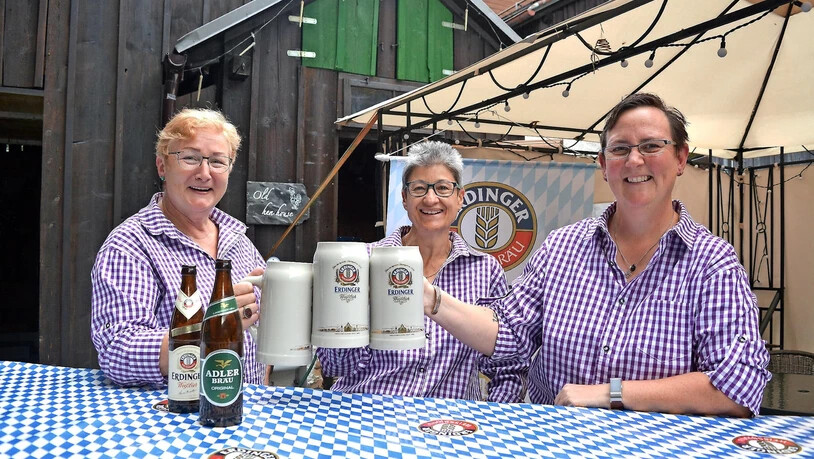 Elisabeth Sefidnam (von links), Verena Berchtold und Alexandra Tiefel stossen schon mal an auf die erste Ausgabe der Engi-Wiesn.