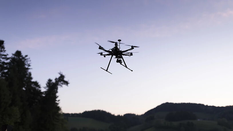 Immer mehr Drohnen steigen in den Himmel - so viele, dass es neue Regeln braucht. Der Bundesrat ist daran, ein entsprechendes Gesetz auszuarbeiten. (Archivbild)