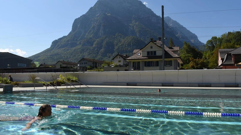 Bis zum Schluss ein Genuss: Stammgäste schwimmen in der Badi Glarus nochmals über Mittag ein paar Runden.