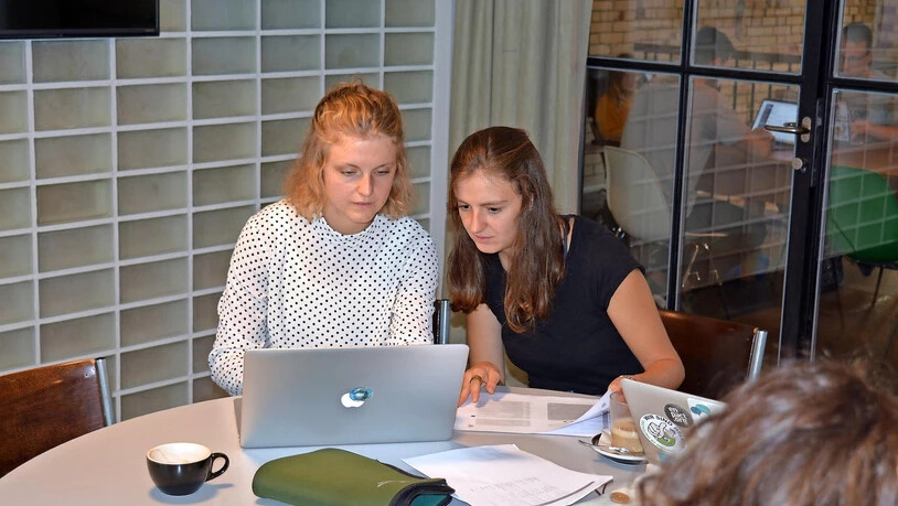 Produktiv: Lisa und Hannah Marti überprüfen die arabische Version ihres Lehrbuchs.