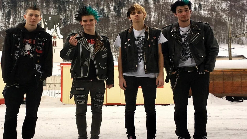 Das Outfit für die Plattentaufe von White Dog Suicide dürfte gesetzt sein. 