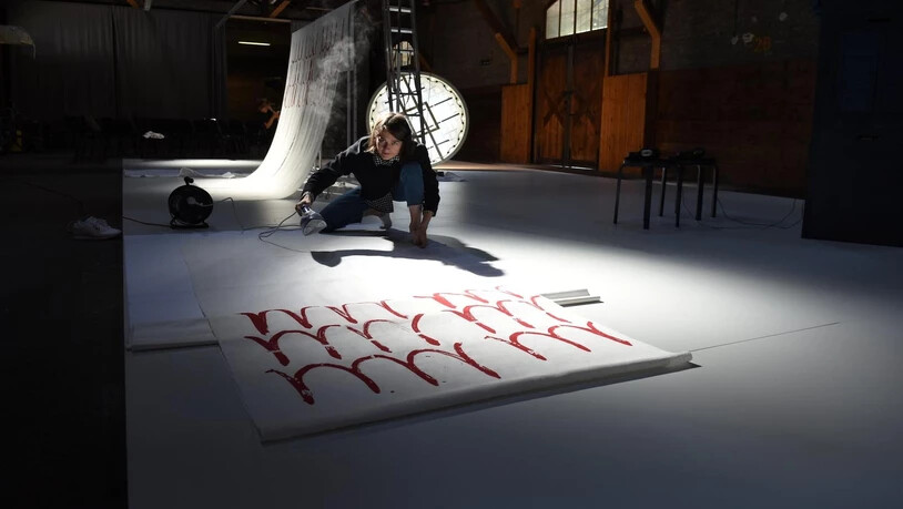 Der rote Faden als Leitmotiv: Axelle Stiefel richtet ihre Installation im Güterschuppen Glarus ein.Bild Claudia Kock Marti