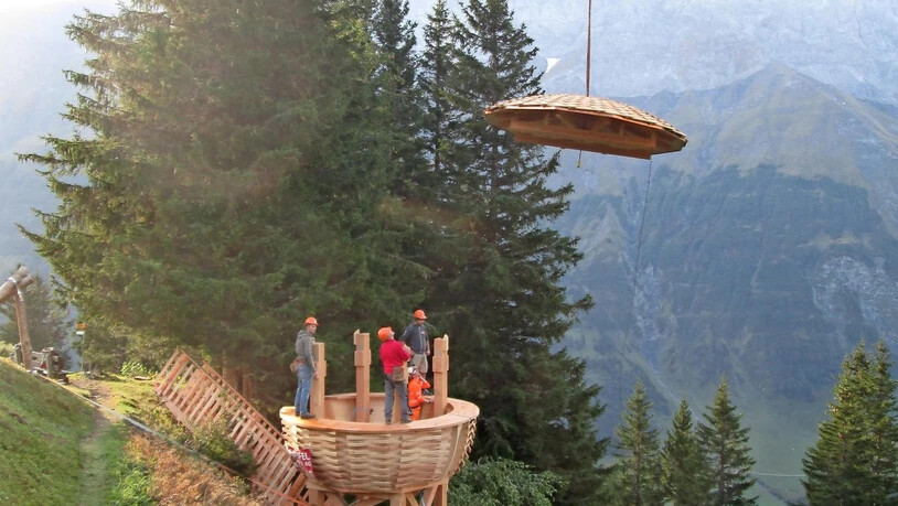 Die Wildbeobachtungsstation auf der Bischofalp in Elm wird Teil für Teil zusammengebaut.