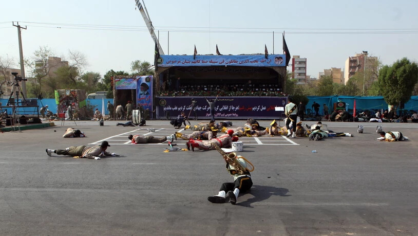 Iranische Soldaten liegen am Boden während eines Terrorangriffs bei einer Militärparade in der Stadt Ahvaz im Süden des Landes.