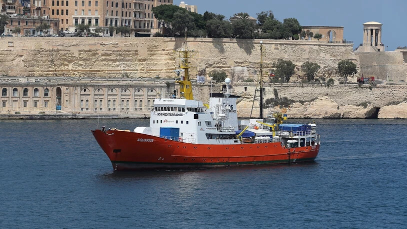 Suche nach dem "sicheren Hafen": Das Rettungsschiff "Aquarius" mit dutzenden Flüchtlingen an Bord, bat Frankreich am Montag um eine offizielle Anlegeerlaubnis im Hafen von Marseille.