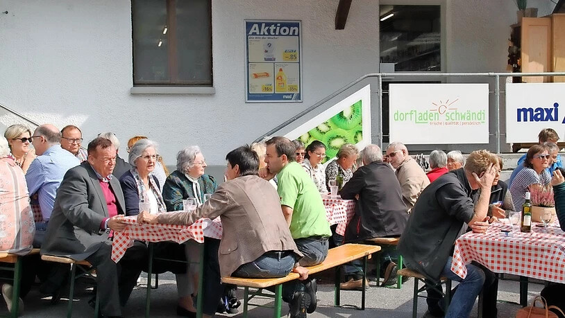 Auf weitere 20 Jahre: Die Schwänder feiern ihren Dorfladen