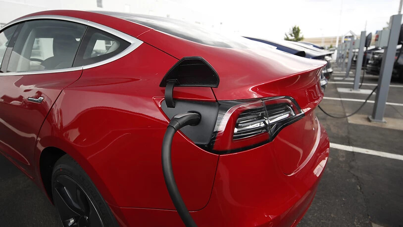 Der Elektroauto-Hersteller Tesla bringt die Produktion seines günstigen Wagens Model 3 in Schwung. Das Unternehmen hatte bisher bei der Herstellung des Modells mit beträchtlichen Anlaufschwierigkeiten zu kämpfen. Im Bild ein Model 3-Auto beim Aufladen…