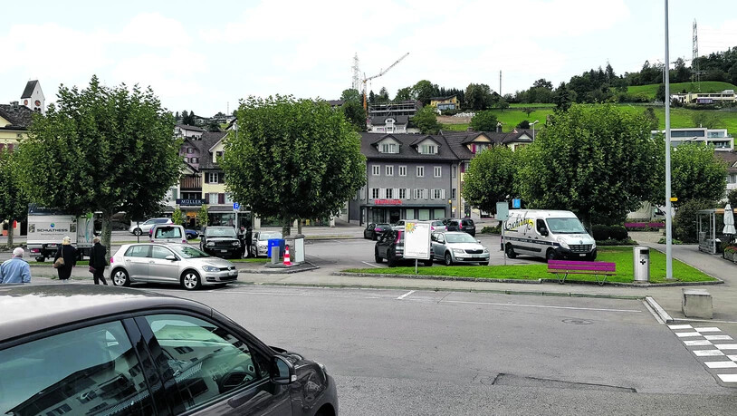 Davor: Während jetzt noch zahlreiche Autos den Platz am Schmerkner Bahnhof verstellen... 