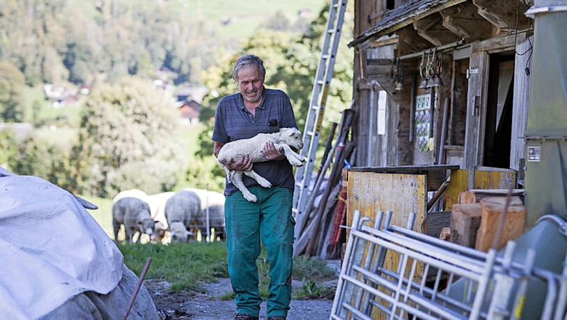 This Rhyner mit seinem noch namenlosen Lamm.