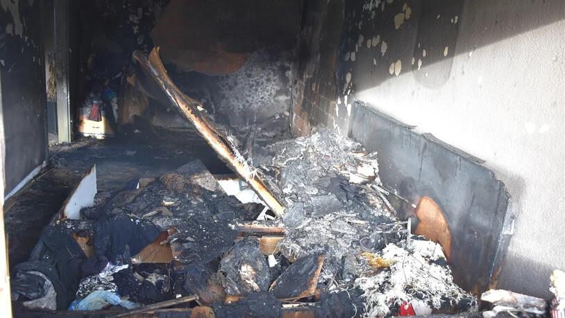 Der Brandherd befindet sich im Schlafzimmer der Wohnung im ersten Stock. 