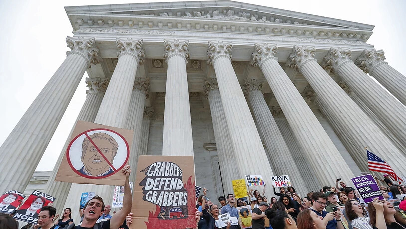 "Grabbers defend grabbers" (Grapscher verteidigen Grapscher): Demonstration vor dem obersten Gerichtshof der USA gegen die Ernennung von Brett Kavanaugh.