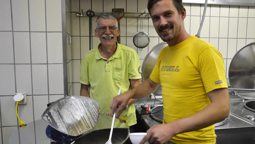 Toni Rüegg (links) und Pascal Rüegg sorgen in Kaltbrunn für hervorragendes Bier, das sie in der ehemaligen Militärküche brauen.