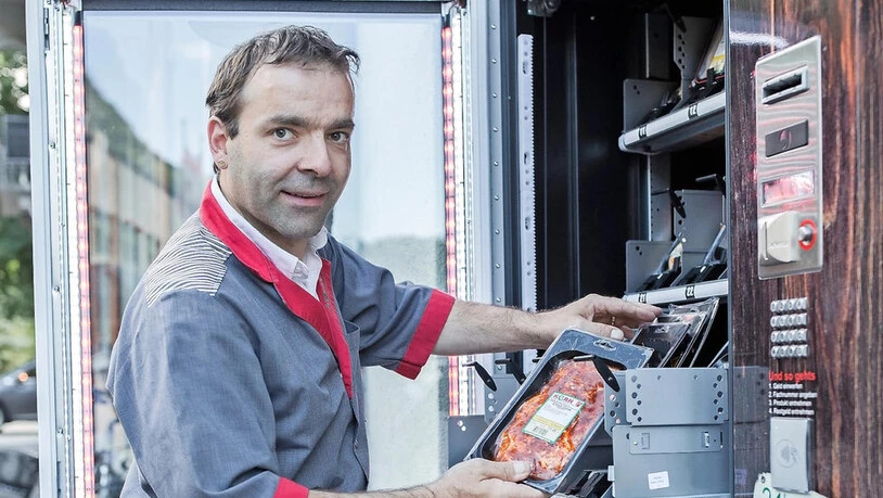 Der Automat ist wintertauglich: Urs Kern füllt die unbemannte Verkaufsstelle am Bahnhof Glarus auf.Bild Sasi Subramaniam